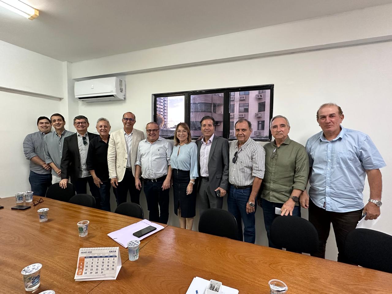Representantes do CREA-RN, prefeituras de Natal e Parnamirim, ANEC e Clube de Engenharia durante reunião sobre a valorização da engenharia no serviço público municipal.