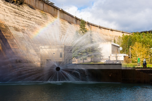 concrete-hydroelectric-power-station-in-sunlight-2025-04-04-11-03-49-utc Média.jpeg