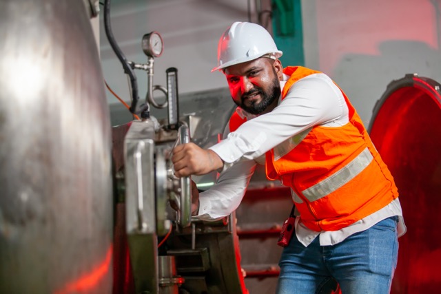 professional-technician-engineer-with-safety-hard-2024-12-06-02-17-01-utc Média.jpeg