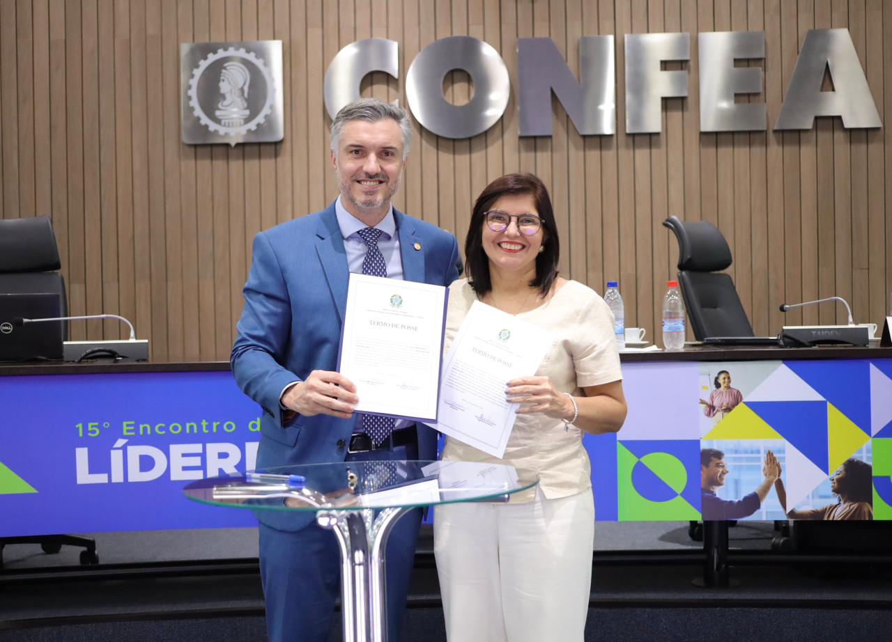 Recebimento do Termo de posse da vice-presidente do Confia, Ana Adalgisa, ao lado do Presidente, Vinicius Marchese.